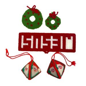 Vintage Christmas Ornaments / Magnets Needlepoint Handmade Wreath Santa A14Q‎